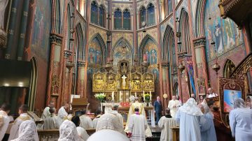Katholiek en Orthodoxe gelovigen met de Heer langs de grachten van Amsterdam