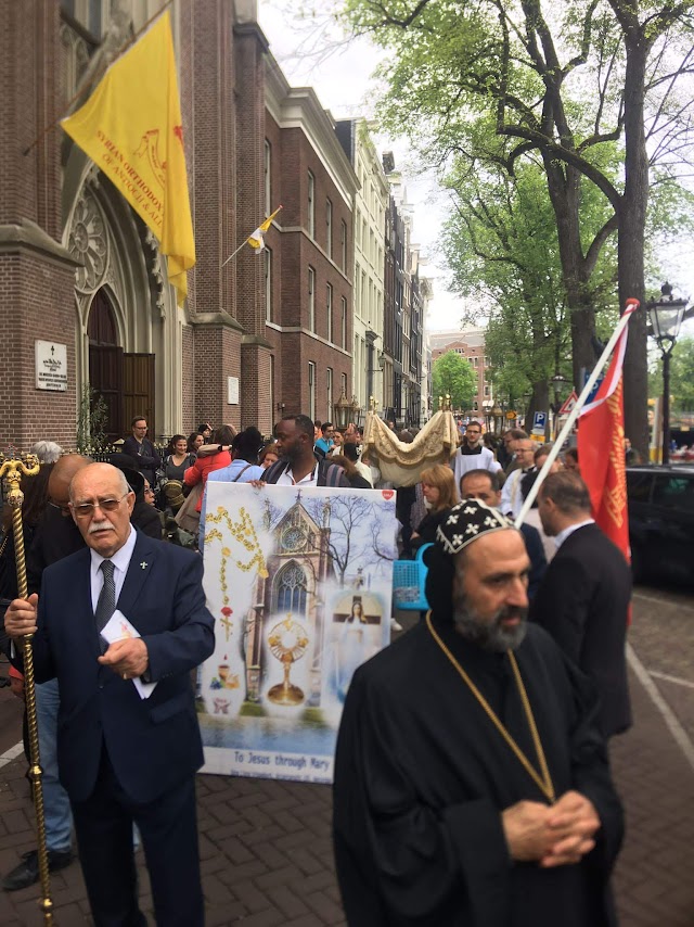 Sacramentsdag:  Heilige Mis en processie in de stad, katholieken en orthodoxen samen